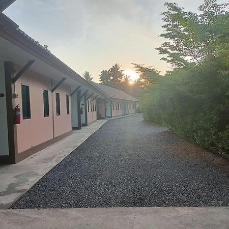 พร้อมหทัย รีสอร์ท Promhathai Resort Ban Khlong Toei Exterior photo